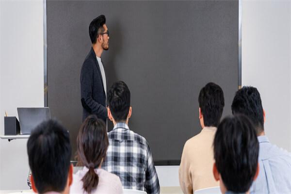 高级管理者工商管理硕士 (Executive Master of Business Administration,EMBA)